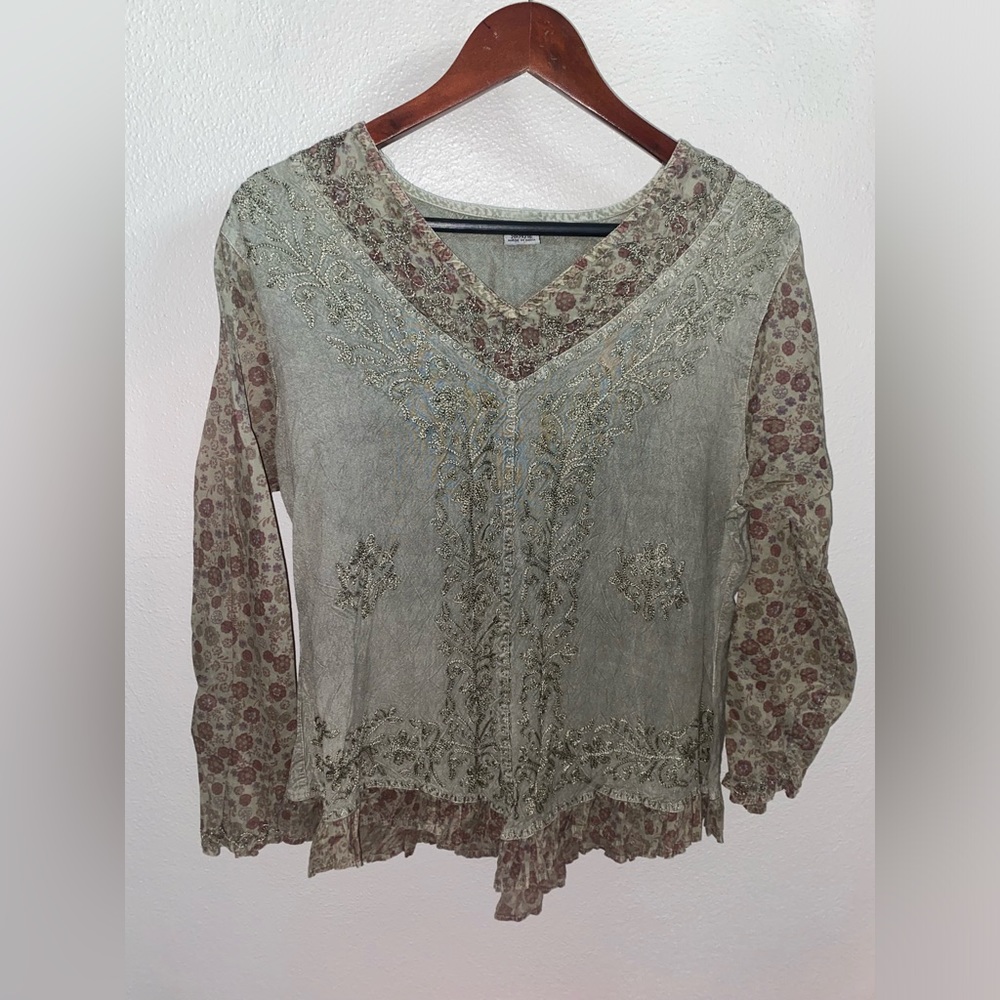 Women’s top, size large